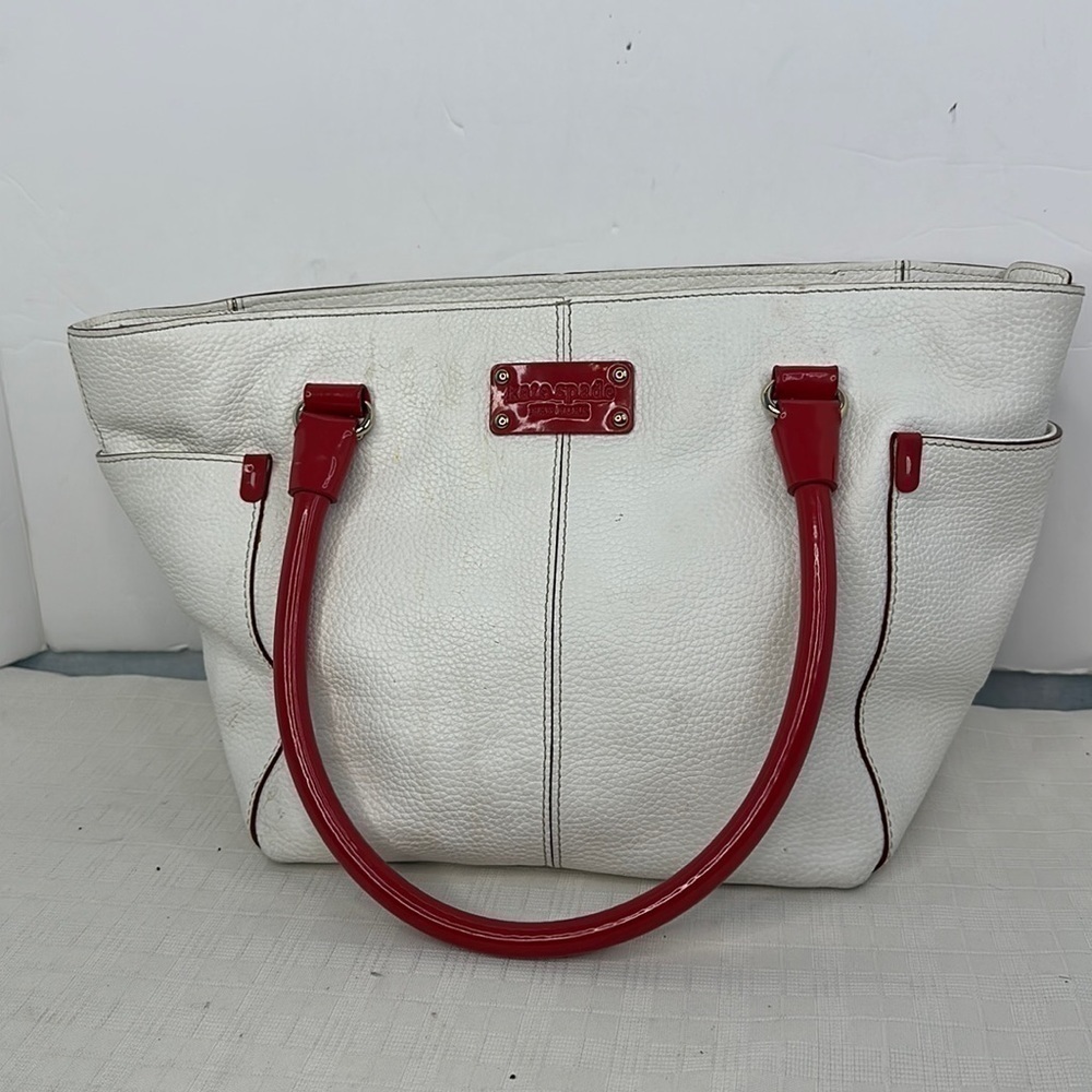 KATE SPADE WHITE PEBBLED LEATHER RED PATENT LEATHER HANDLE TOTE